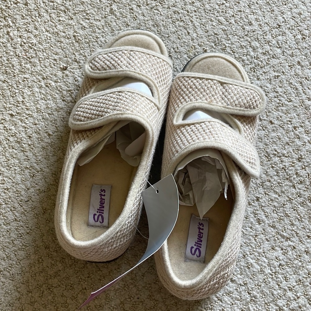 NWT Silvert’s beige orthopedic slippers / sandals